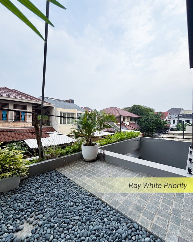 BRAND NEW BANGUNAN 3 LANTAI SIAP HUNI DALAM KOMPLEK PONDOK INDAH, JAKARTA SELATAN