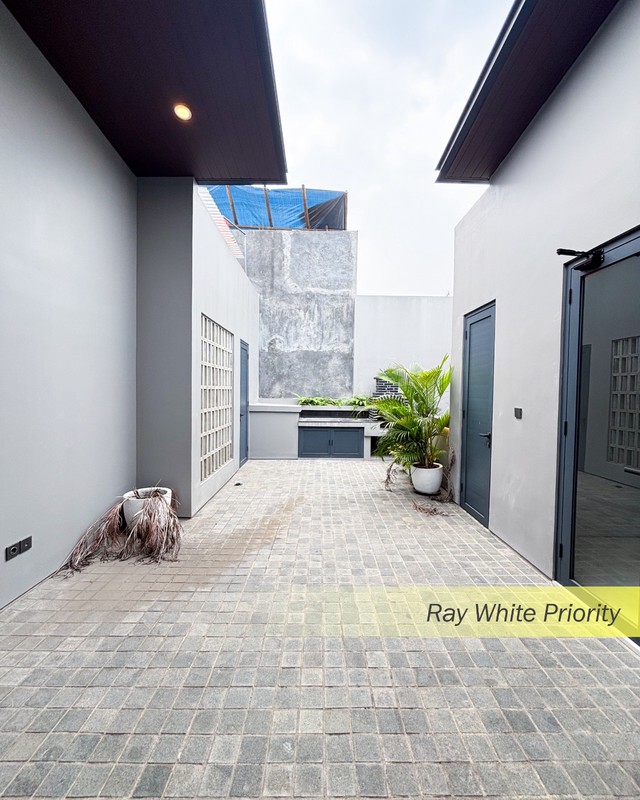 BRAND NEW BANGUNAN 3 LANTAI SIAP HUNI DALAM KOMPLEK PONDOK INDAH, JAKARTA SELATAN