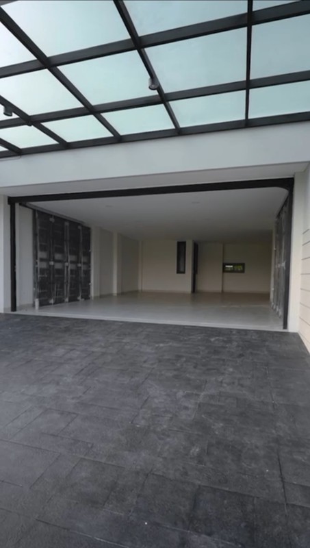 Dijual Rumah Baru Citraland Greenwood Surabaya NEW modern Mewah MARMER GRANITE  garasi Carport masuk 4 Mobil LUAS