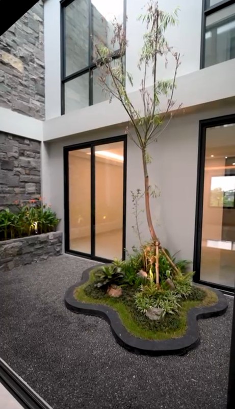 Dijual Rumah Baru Citraland Greenwood Surabaya NEW modern Mewah MARMER GRANITE  garasi Carport masuk 4 Mobil LUAS