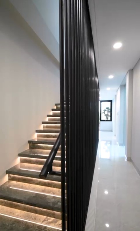 Dijual Rumah Baru Citraland Greenwood Surabaya NEW modern Mewah MARMER GRANITE  garasi Carport masuk 4 Mobil LUAS