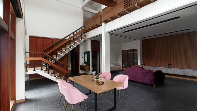 Rumah Villa Tropical Minimalis Dengan Kolam Renang di Gegerkalong