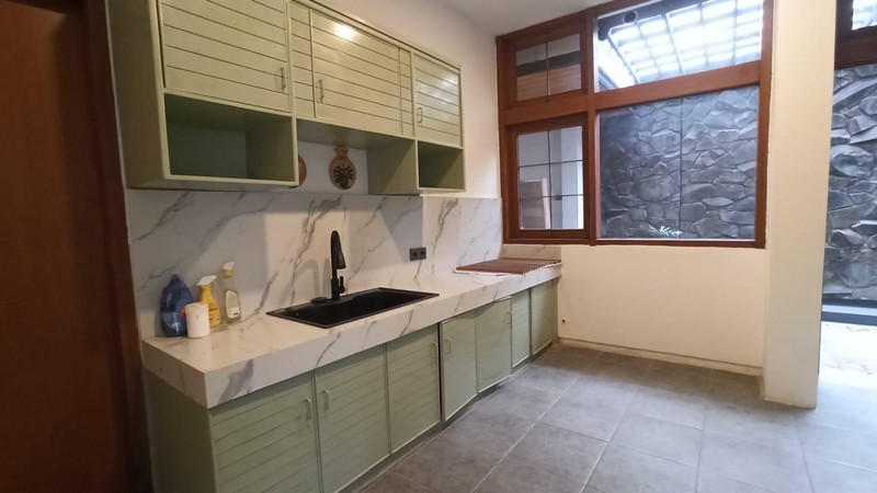 Rumah Villa Tropical Minimalis Dengan Kolam Renang di Gegerkalong