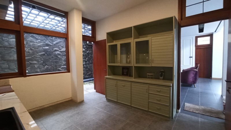 Rumah Villa Tropical Minimalis Dengan Kolam Renang di Gegerkalong