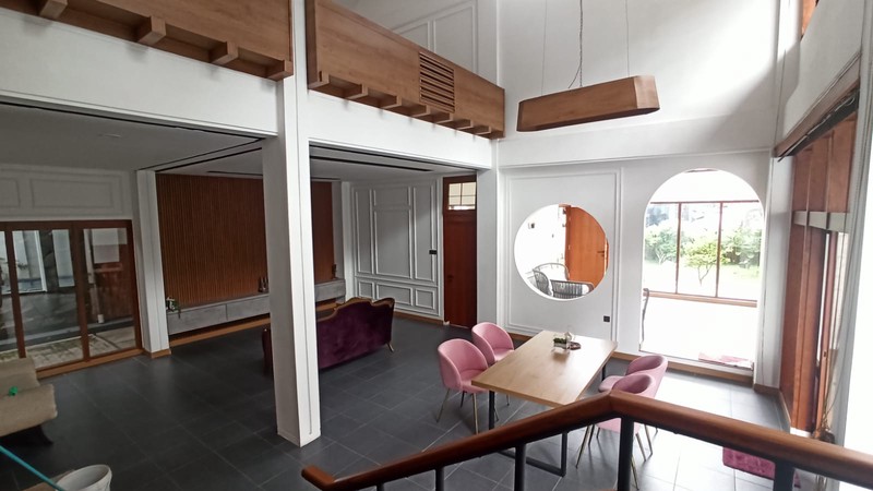 Rumah Villa Tropical Minimalis Dengan Kolam Renang di Gegerkalong