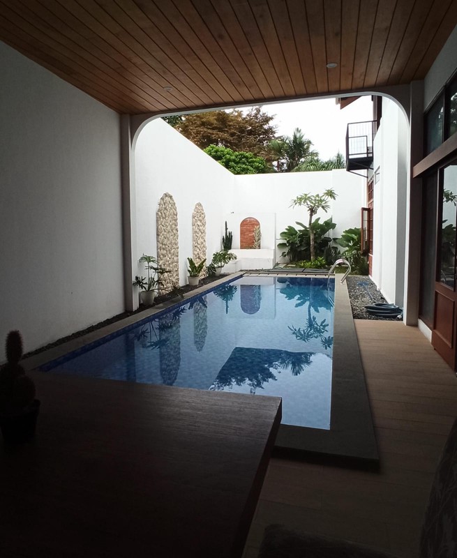 Rumah Villa Tropical Minimalis Dengan Kolam Renang di Gegerkalong