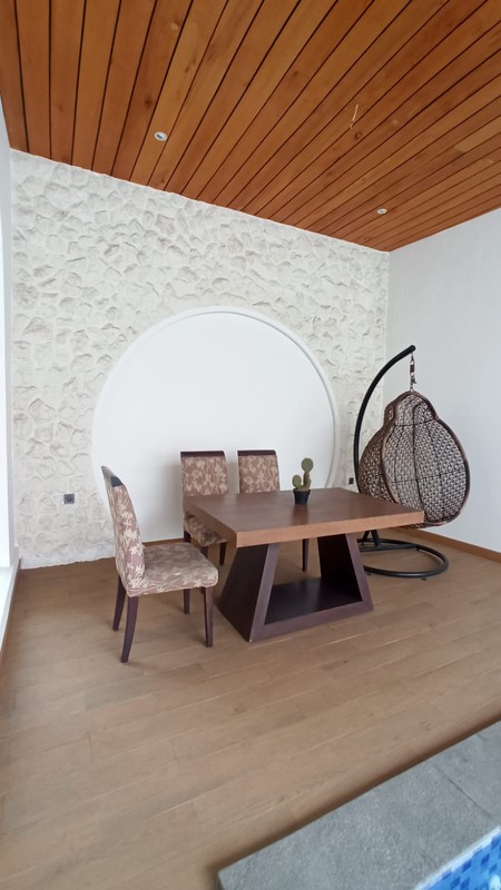 Rumah Villa Tropical Minimalis Dengan Kolam Renang di Gegerkalong