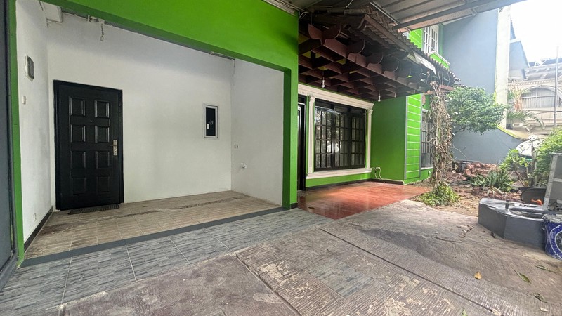 Rumah 2 Lantai Depan Taman di Tebet Utara Jakarta Selatan