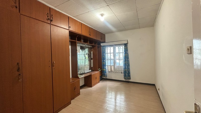 Rumah 2 Lantai Depan Taman di Tebet Utara Jakarta Selatan