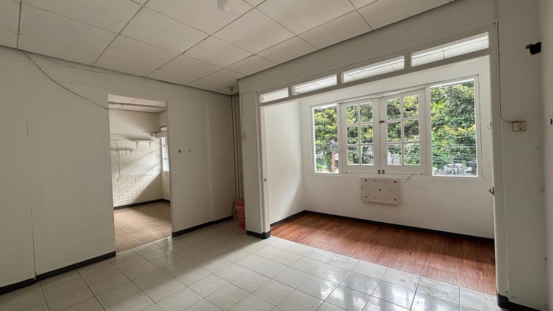 Rumah 2 Lantai Depan Taman di Tebet Utara Jakarta Selatan