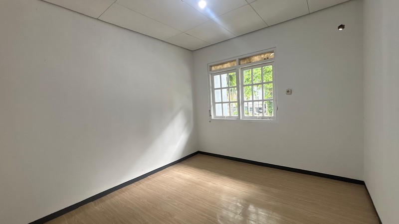 Rumah 2 Lantai Depan Taman di Tebet Utara Jakarta Selatan