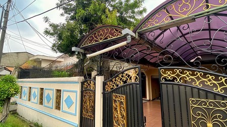 Dijual Cepat Rumah Asri di Cinere - Lokasi Strategis Dipinggir Jalan Utama, Sangat Cocok Untuk Bisnis Komersial atau Kantor.