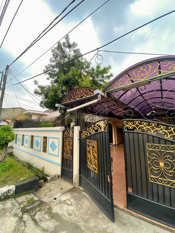 Dijual Cepat Rumah Asri di Cinere - Lokasi Strategis Dipinggir Jalan Utama, Sangat Cocok Untuk Bisnis Komersial atau Kantor.
