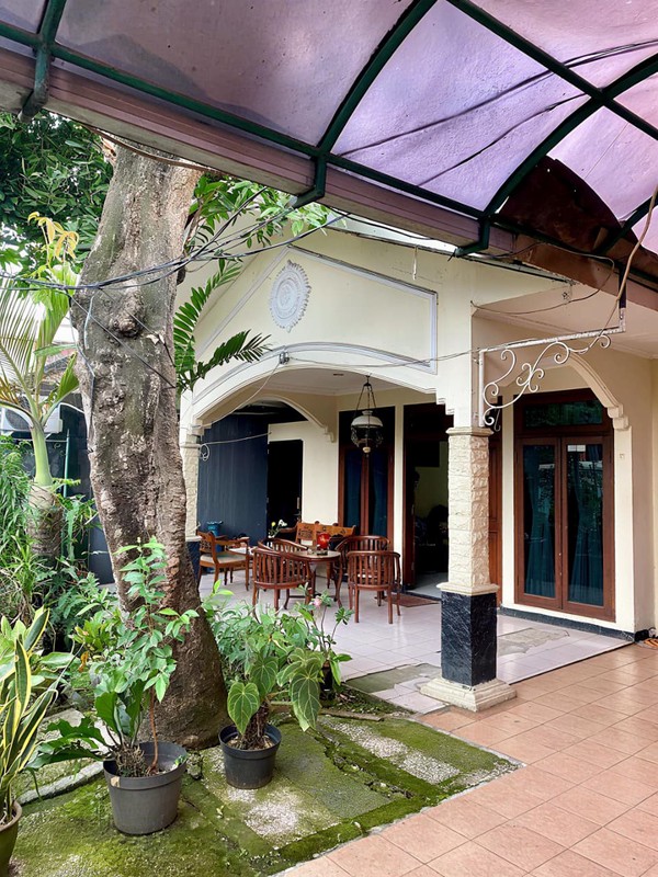 Dijual Cepat Rumah Asri di Cinere - Lokasi Strategis Dipinggir Jalan Utama, Sangat Cocok Untuk Bisnis Komersial atau Kantor.