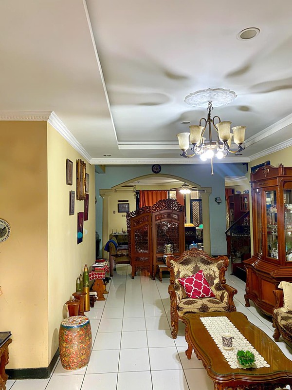 Dijual Cepat Rumah Asri di Cinere - Lokasi Strategis Dipinggir Jalan Utama, Sangat Cocok Untuk Bisnis Komersial atau Kantor.