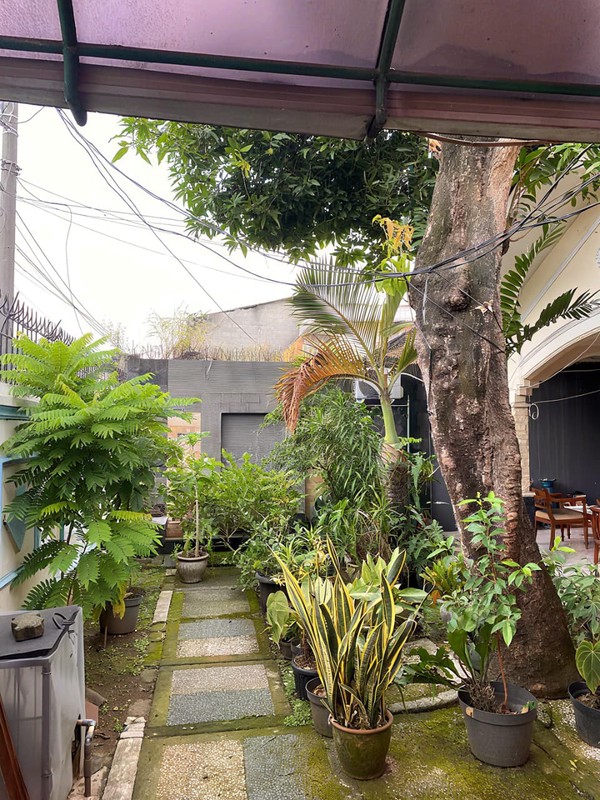 Dijual Cepat Rumah Asri di Cinere - Lokasi Strategis Dipinggir Jalan Utama, Sangat Cocok Untuk Bisnis Komersial atau Kantor.