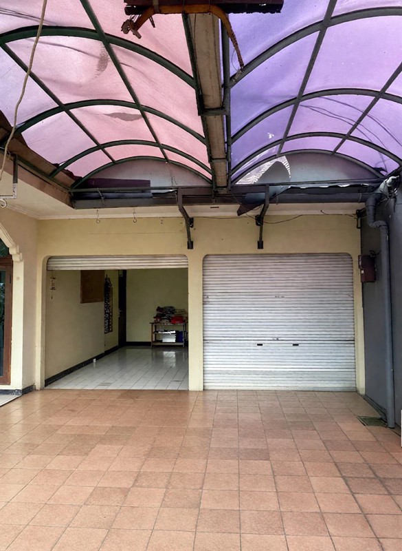 Dijual Cepat Rumah Asri di Cinere - Lokasi Strategis Dipinggir Jalan Utama, Sangat Cocok Untuk Bisnis Komersial atau Kantor.