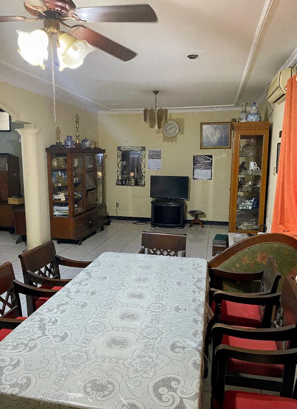 Dijual Cepat Rumah Asri di Cinere - Lokasi Strategis Dipinggir Jalan Utama, Sangat Cocok Untuk Bisnis Komersial atau Kantor.