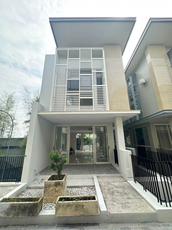 Rumah Baru Gress di Wisata Bukit Mas Cluster Notredame Surabaya Barat, Minimalis, 3 Lantai, Siap Huni