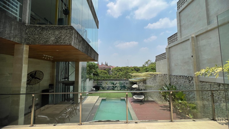 Rumah Mewah Desain Modern Ruang Sport dan Lift di dalamnya @Jakarta Selatan SHM