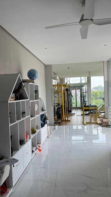 Rumah Mewah Desain Modern Ruang Sport dan Lift di dalamnya @Jakarta Selatan SHM