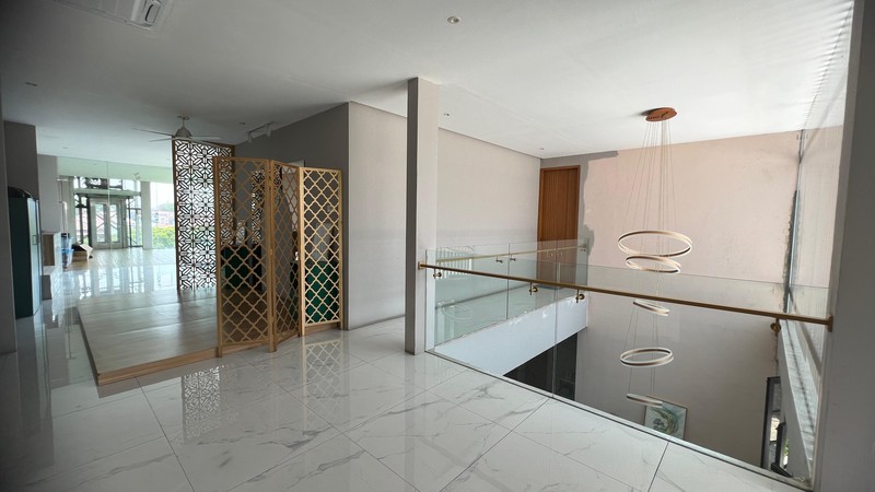 Rumah Mewah Desain Modern Ruang Sport dan Lift di dalamnya @Jakarta Selatan SHM