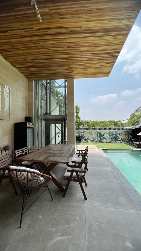 Rumah Mewah Desain Modern Ruang Sport dan Lift di dalamnya @Jakarta Selatan SHM