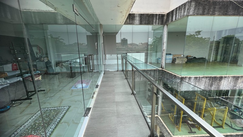 Rumah Mewah Desain Modern Ruang Sport dan Lift di dalamnya @Jakarta Selatan SHM