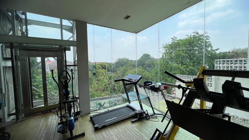 Rumah Mewah Desain Modern Ruang Sport dan Lift di dalamnya @Jakarta Selatan SHM