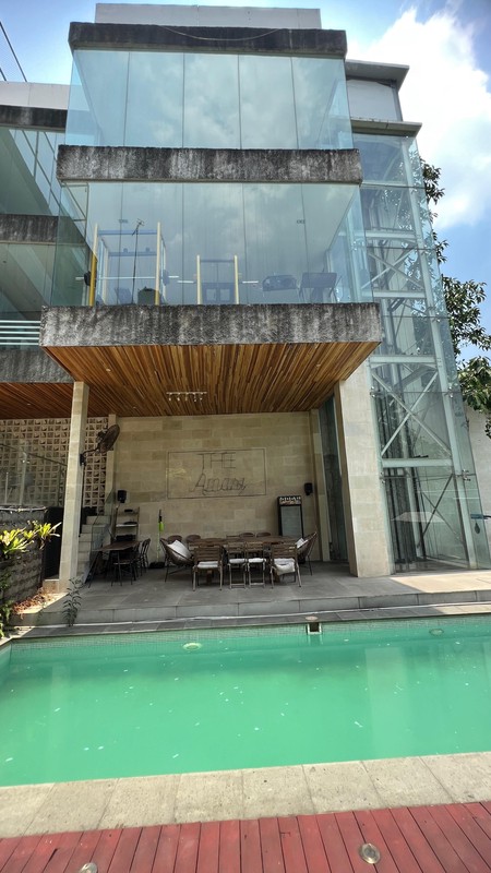 Rumah Mewah Desain Modern Ruang Sport dan Lift di dalamnya @Jakarta Selatan SHM