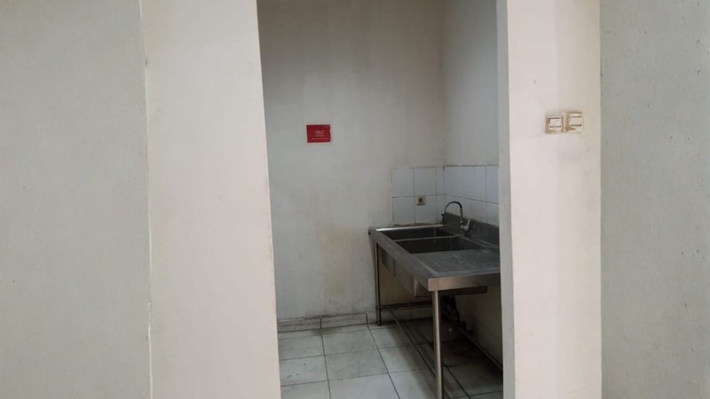 Ruko Disewakan di Jl. Tebet Raya Jakarta Selatan - 3 Lantai + Rooftop, Lokasi Strategis Ramai Usaha