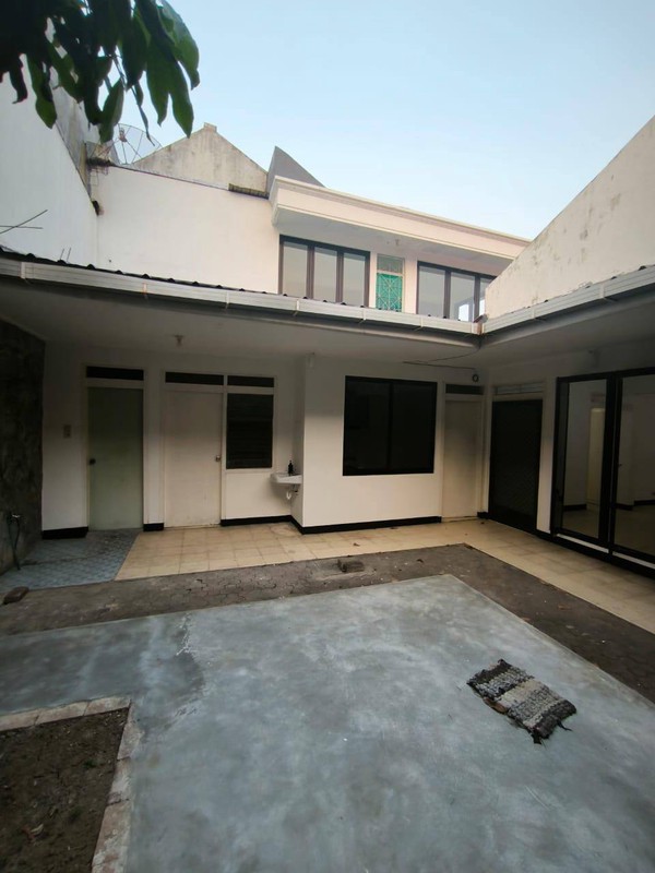 Disewakan Rumah Nyaman dan Strategis di Darmo Permai Surabaya
