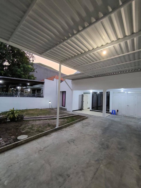 Disewakan Rumah Nyaman dan Strategis di Darmo Permai Surabaya