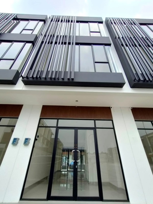 Ruko 3 lantai di Hampton Walk Gading Serpong