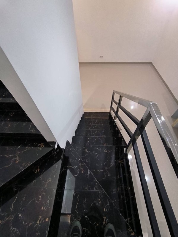 Dijual Rumah Bagus dan Strategis di Darmo Permai Selatan