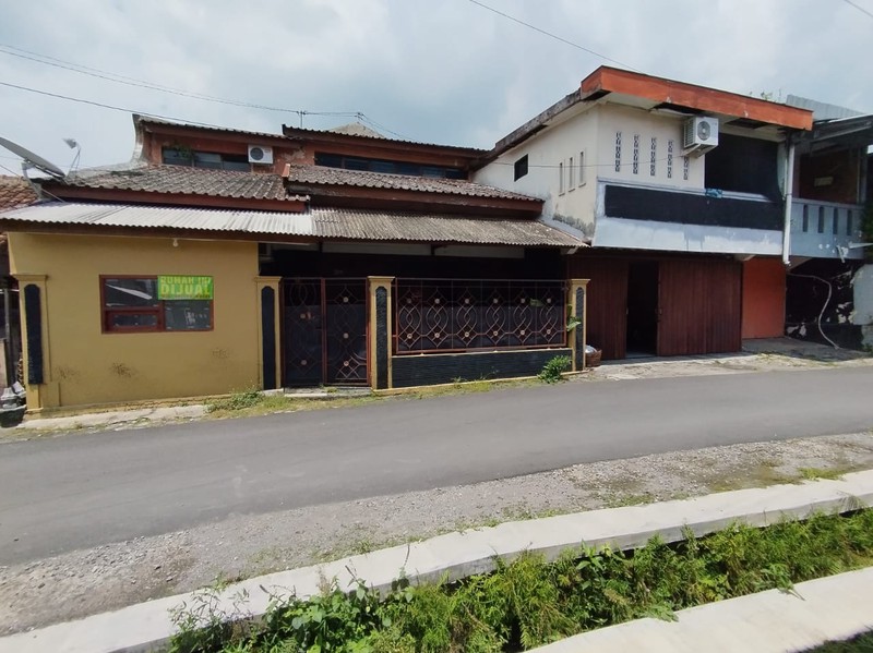 Rumah 2 Lantai Semi Furnish Dekat Lotte Mart, Maguwoharjo, Depok, 