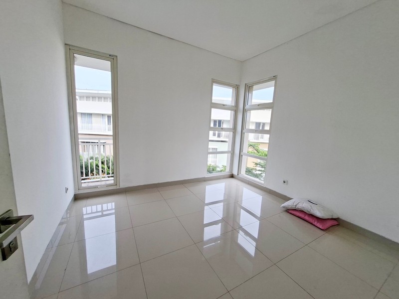Dijual Town House Hoek Sherwood, Kelapa Gading