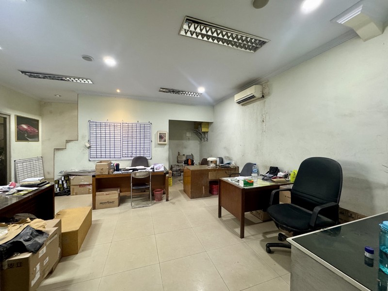 Dijual  Eks Bengkel Mobil di Kemanggisan, Jakarta Barat - Lokasi Strategis Dekat Universitas BINUS