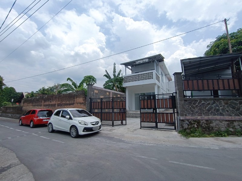 Peluang Emas,Dijual Cepat Ruko + Gudang 2 Lantai Super Strategis Di Ngasem, Colomadu, Karangayar..