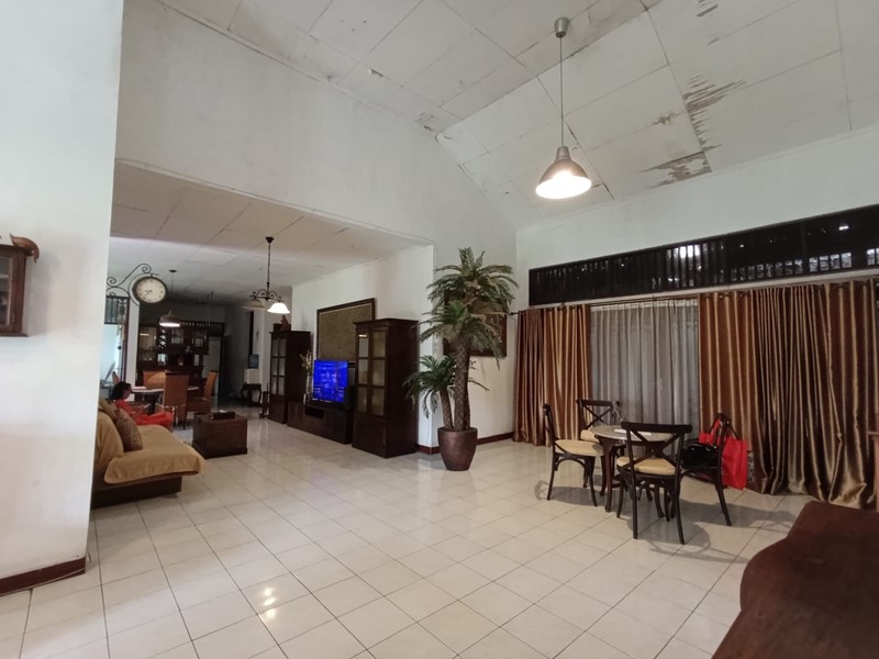 Dijual Rumah Tinggal Hitung Tanah Bangunan Lama Terawat Lokasi Di Pondok Aren, Tangerang Selatan