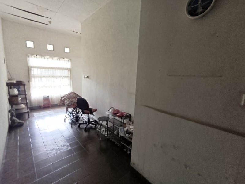 Dijual Rumah Tinggal Hitung Tanah Bangunan Lama Terawat Lokasi Di Pondok Aren, Tangerang Selatan