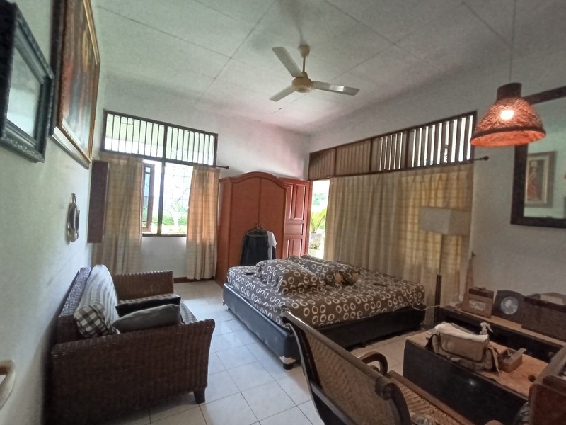 Dijual Rumah Tinggal Hitung Tanah Bangunan Lama Terawat Lokasi Di Pondok Aren, Tangerang Selatan