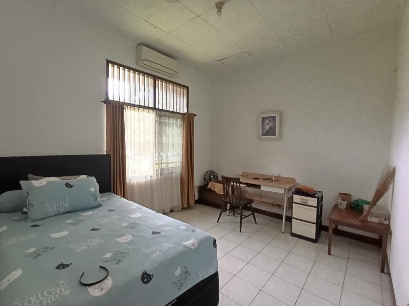 Dijual Rumah Tinggal Hitung Tanah Bangunan Lama Terawat Lokasi Di Pondok Aren, Tangerang Selatan