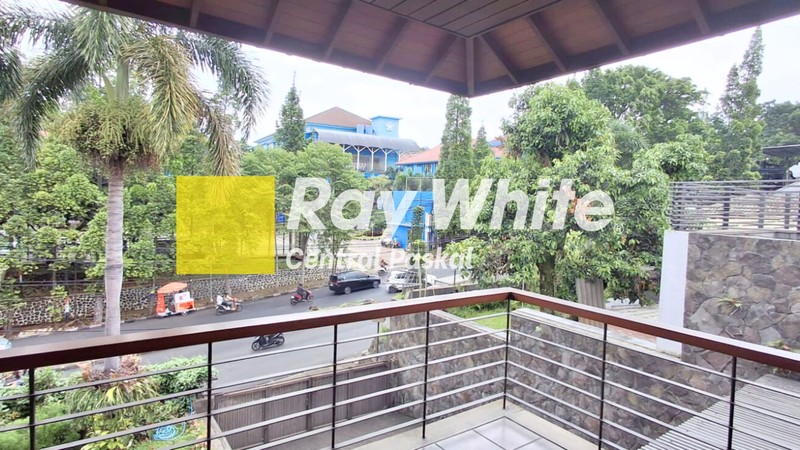 Rumah Mewah dan Asri di Mainroad Dago Kota Bandung