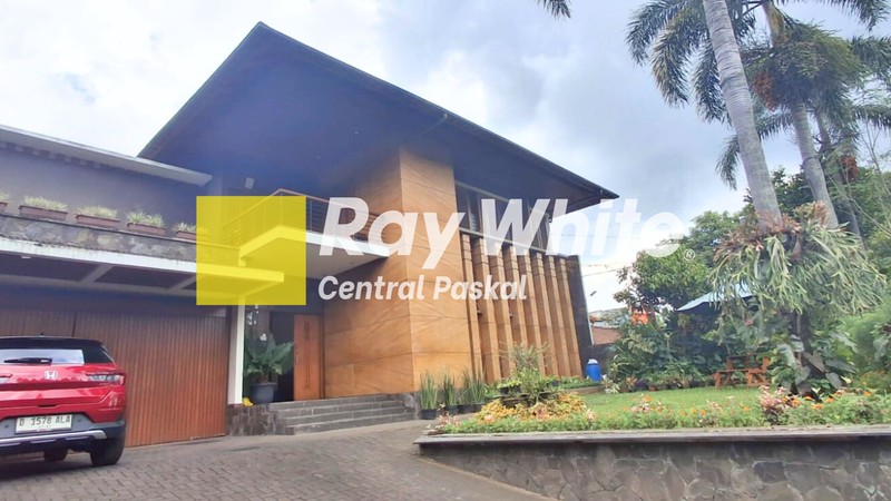 Rumah Mewah dan Asri di Mainroad Dago Kota Bandung