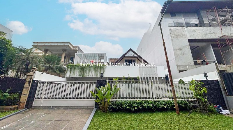 Rumah Mewah Disewakan Lokasi Prestisius di Jl. Sekolah Duta Pondok Indah