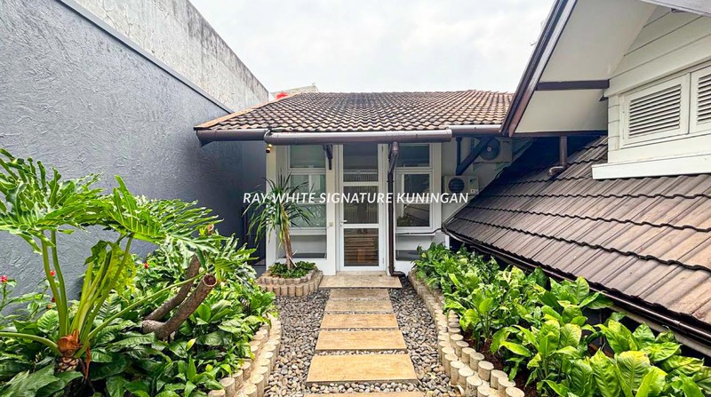 Rumah Mewah Disewakan Lokasi Prestisius di Jl. Sekolah Duta Pondok Indah