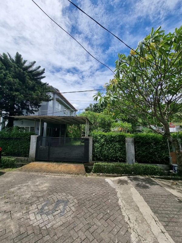 Rumah Bagus, Asri, Rapih Siap Huni Lokasi strategis di Bintaro Sektor 5