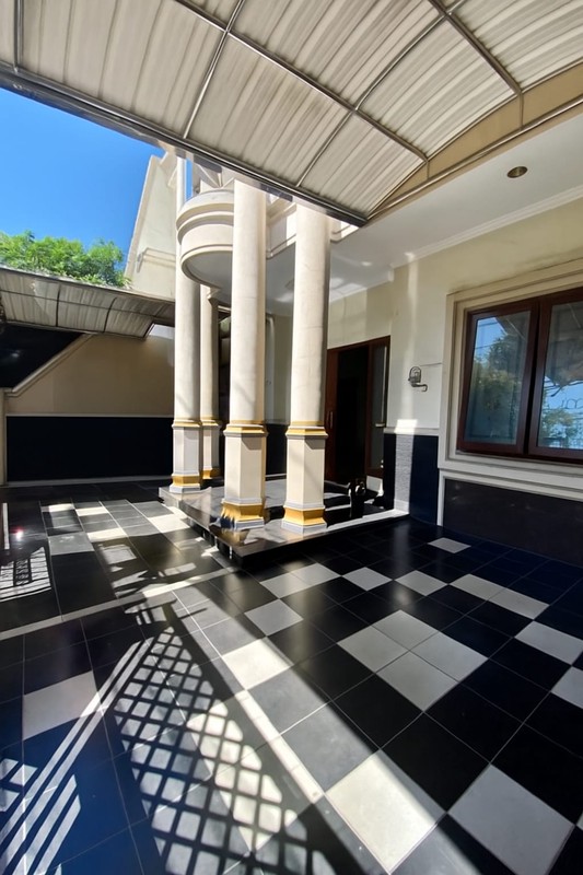 Dijual 325 m2 Rumah Raya Kutisari Surabaya Timur - Ada Kolam Ikan , Ruang Karaoke dan Studio