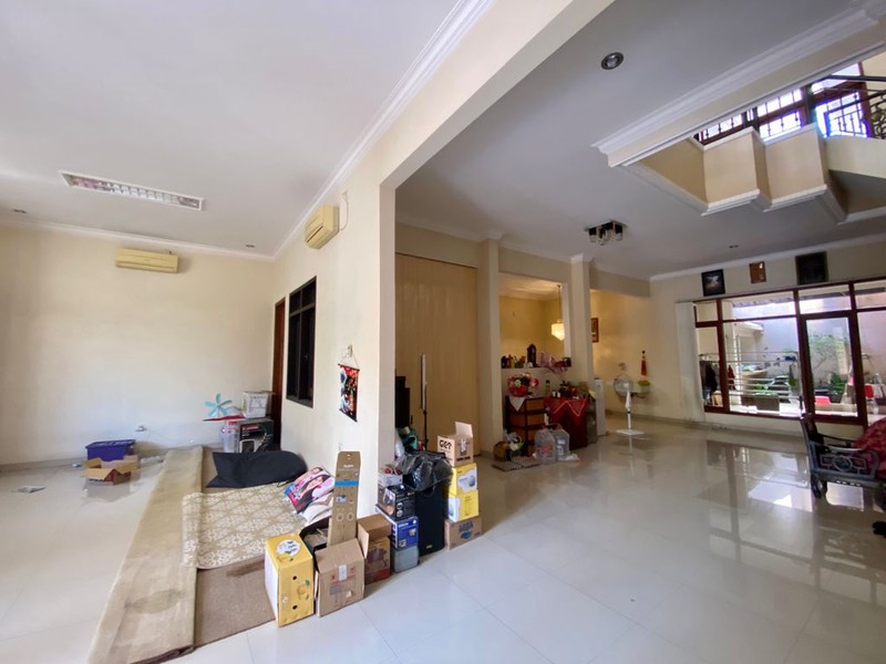 Dijual 325 m2 Rumah Raya Kutisari Surabaya Timur - Ada Kolam Ikan , Ruang Karaoke dan Studio